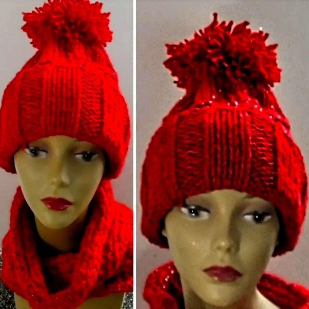 NWT Cashmere Blend Hand Knitted Cuff PomPom Beanie With A Little Bling.